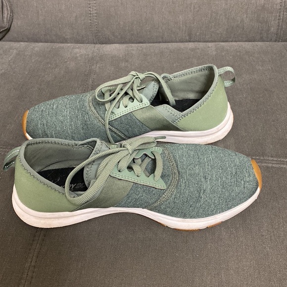 New Balance slip on tennis shoes. Worn 2x size 8.5. - Picture 5 of 5